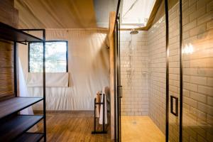 Koupelna v ubytování Nkuhlu Tented Camp + 37 fotografií