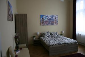 - une chambre avec un lit et une peinture murale dans l'établissement Astoria Downtown, à Budapest
