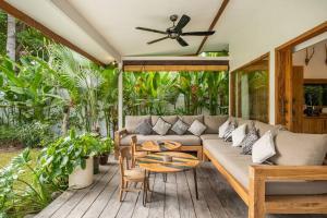 Χώρος καθιστικού στο Designer NEW 3BDR - Lush Garden+Pool