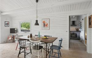 Η κουζίνα ή μικρή κουζίνα στο Stunning Home In Ålbæk With Kitchen