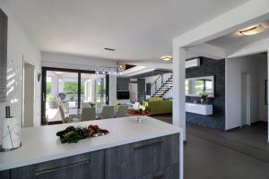 eine offene Küche und ein Wohnzimmer mit einem Esszimmer in der Unterkunft Beautiful villa Eva with private pool near the beach in Šišan