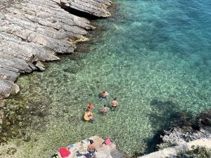 BlatoにあるYucca Bay Korculaの海水浴場の人々