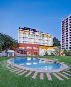 Bazén v ubytování The Cama - A Sabarmati Riverfront Hotel nebo v jeho okolí