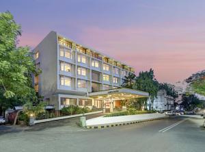 uma prestação de um hotel com estacionamento em The Cama - A Sabarmati Riverfront Hotel em Ahmedabad