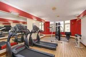Fitness centrum a/nebo fitness zařízení v ubytování The Cama - A Sabarmati Riverfront Hotel