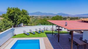 ein Swimmingpool auf dem Dach eines Hauses in der Unterkunft Cubo's Villa Marifran in Cártama