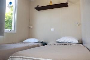 Ένα ή περισσότερα κρεβάτια σε δωμάτιο στο Mobilhome «des Salines» * 6 personnes *3 Chambres