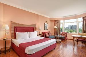 Postel nebo postele na pokoji v ubytování The Cama - A Sabarmati Riverfront Hotel