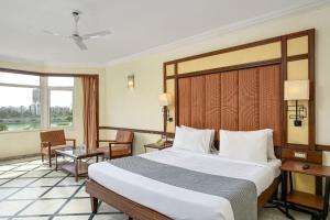 Postel nebo postele na pokoji v ubytování The Cama - A Sabarmati Riverfront Hotel