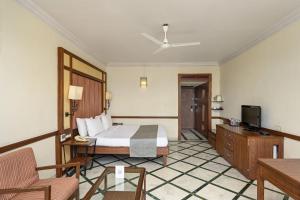 TV a/nebo společenská místnost v ubytování The Cama - A Sabarmati Riverfront Hotel