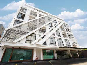 バンコクにあるWellQuest Wellness Ladprao Soi 1の窓が多い白い建物