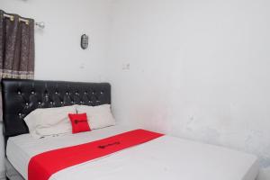 Postel nebo postele na pokoji v ubytování RedDoorz Syariah at Griya Merbotan Demak
