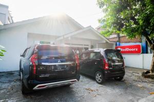 Fotografie z fotogalerie ubytování RedDoorz Syariah at Griya Merbotan Demak v destinaci Demak
