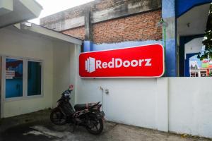 Fotografie z fotogalerie ubytování RedDoorz Syariah at Griya Merbotan Demak v destinaci Demak