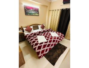 เตียงในห้องที่ The Great Ganga, Uttarkashi