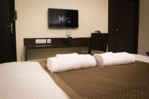Een bed of bedden in een kamer bij Hotel Xec Residency