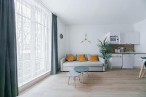 sala de estar con sofá y ventana grande en Résidence Bains Callou située face aux thermes en Vichy