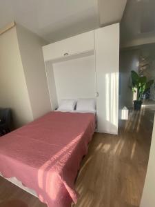 - une chambre avec un lit doté d'un couvre-lit rouge dans l'établissement Home № 2, à Koutaïssi