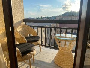 d'un balcon avec deux chaises et une table. dans l'établissement Home № 2, à Koutaïssi