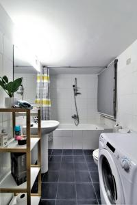y baño con lavabo y lavadora. en Kolonaki Jewel 1st floor feel like home properties en Athens