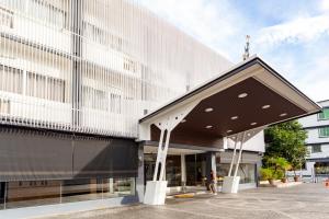 チェンマイにあるR2 Hotel Chiangmaiの白黒建築
