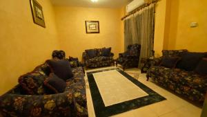 a living room with couches and a table at فيلا رضوى الخير in Madīnat Yanbu‘ aş Şinā‘īyah