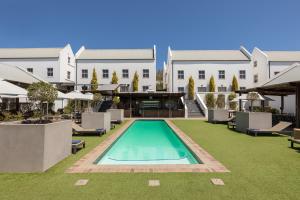 ベルビルにあるProtea Hotel by Marriott Cape Town Durbanvilleのホテルのプールのイメージ