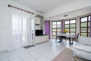 Una sala de estar con una mesa y un televisor. en Kuća Zora, en Zaglav