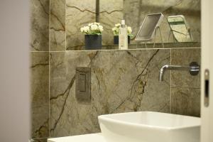 Vannituba majutusasutuses Stunning Modern Studio in Netanya minutes from the beach with Shelter by Sea N' Rent