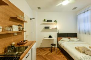 Kuchyň nebo kuchyňský kout v ubytování Stunning Modern Studio in Netanya minutes from the beach with Shelter by Sea N' Rent