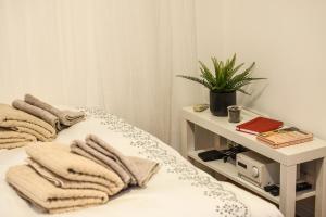 Voodi või voodid majutusasutuse Stunning Modern Studio in Netanya minutes from the beach with Shelter by Sea N' Rent toas