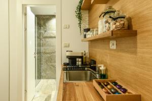 Kuchyň nebo kuchyňský kout v ubytování Stunning Modern Studio in Netanya minutes from the beach with Shelter by Sea N' Rent