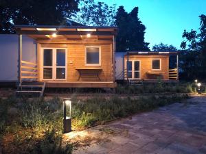 un par de casas modulares en un patio por la noche en Camping Cremona Turanj, en Turanj