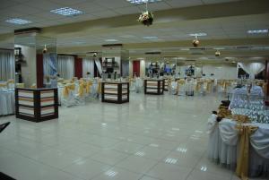 ガラツィにあるMotel Didona Bの白いテーブルと椅子が備わる大きな宴会場