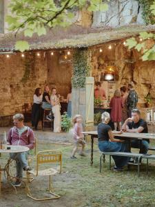 Oaspeți care stau la La Boule d'Or - Auberge créative