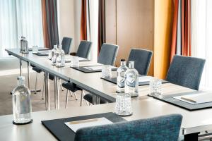 einen Konferenzraum mit einem langen Tisch und Stühlen in der Unterkunft Welcome Hotel Wesel in Wesel