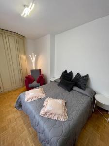 una camera con letto grigio e 2 cuscini di Ca' Borgo Furo a Treviso