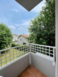 un balcone con una recinzione bianca e alberi di Ca' Borgo Furo a Treviso