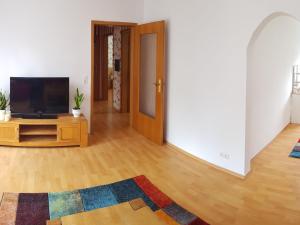 sala de estar con TV sobre una mesa de madera en Ferienwohnung Oerder, en Meinerzhagen