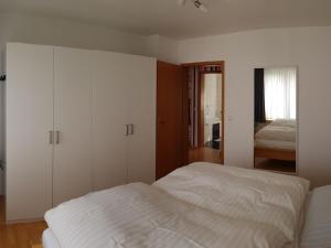 1 dormitorio con 1 cama blanca y 1 dormitorio con 1 cama doble en Ferienwohnung Oerder, en Meinerzhagen