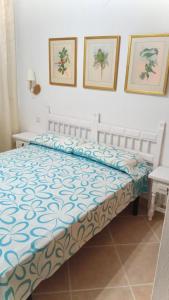1 cama con edredón azul y blanco en una habitación en Apartamento Urb La Felicidad, en Denia
