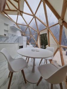 TV a/nebo společenská místnost v ubytování Lodges des Grands Chênes + 17 fotografií