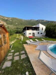 une maison avec une piscine à côté d'une maison dans l'établissement Villa con piscina, à Castellammare del Golfo