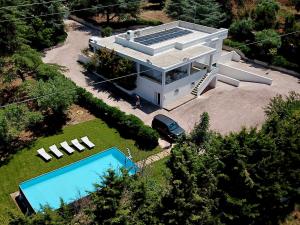 een luchtzicht op een huis met een zwembad bij Villa Bella Luna with Pool - Puglia Mia Apartments in Monopoli