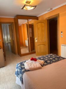 ein Schlafzimmer mit einem Bett mit einer Blume darauf in der Unterkunft Hotel Arillo in Noja