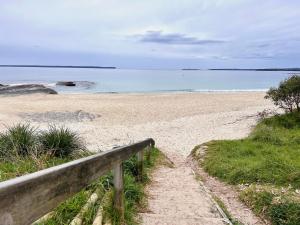 a path leading to a sandy beach with the ocean at Husky Sol in Huskisson