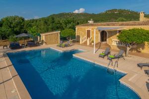 卡普德佩拉的住宿－Villa Arhu，一个带椅子的游泳池以及一座房子