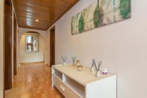 Pokój z białą komodą z wazami w obiekcie Villa Arhu w mieście Capdepera