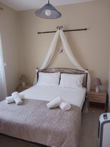 1 dormitorio con 1 cama con toallas en CAPTAIN NEMO en Xi