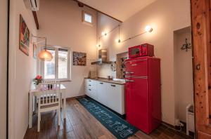 cocina con nevera roja y mesa en The secret nest in San Gimignano, en San Gimignano